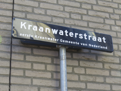 906856 Afbeelding van het tijdelijke straatnaambord 'Kraanwaterstraat' aan het begin van de Waterstraat te Utrecht. ...